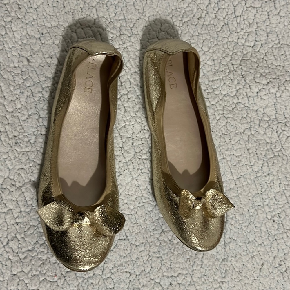 The Children’s Place Gold Girls Flats Size 6Y